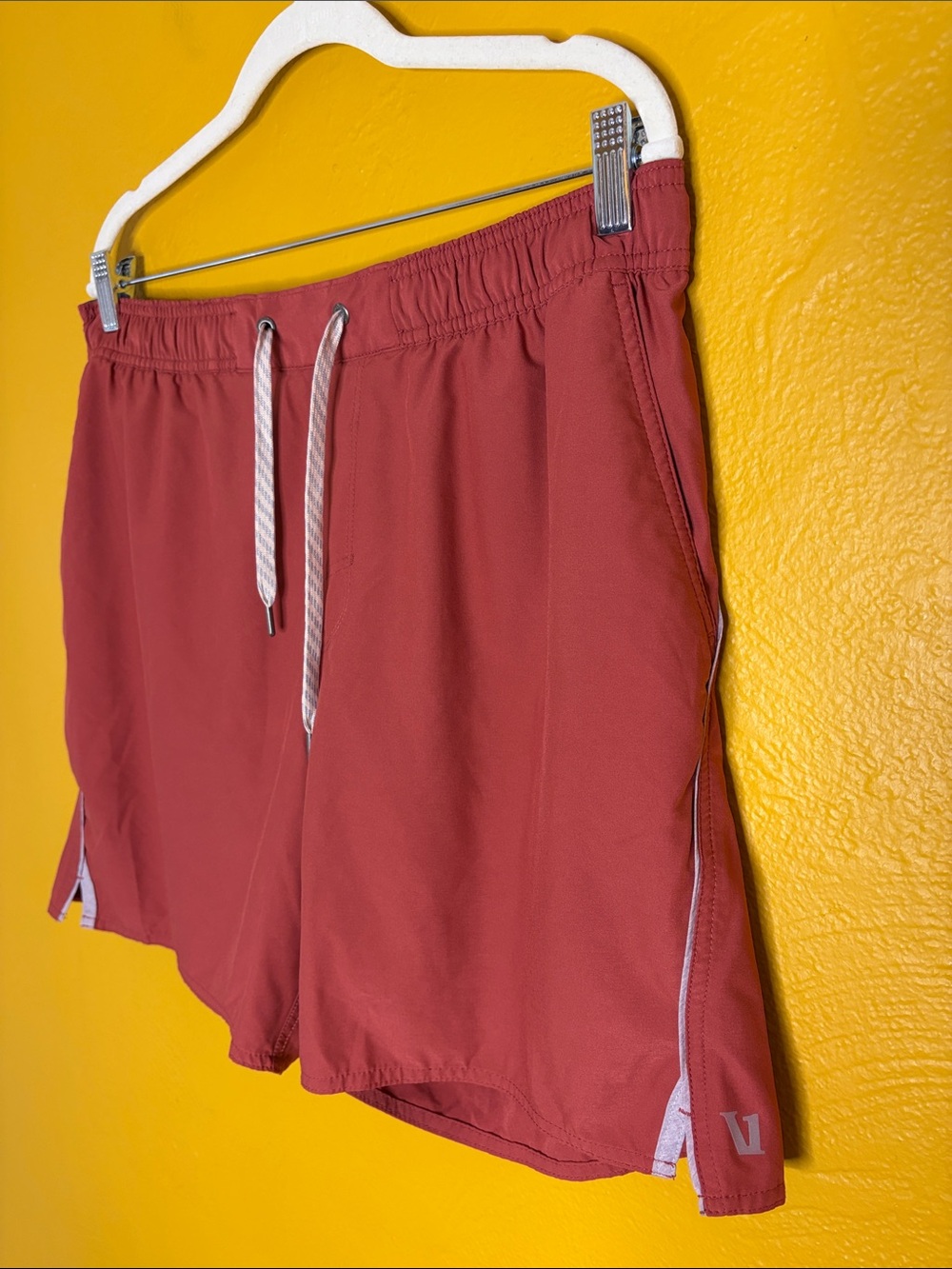 Vuori Like New Large Men's 2.0 Trail Shorts Redwood Colorway - Picture 6 of 10